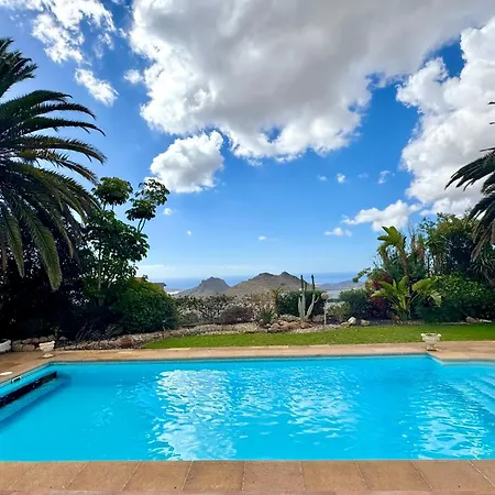 Casa Lilo, En Jardin Grande,con Gran Piscina, Con Pergola Y Barbacoa Вилла