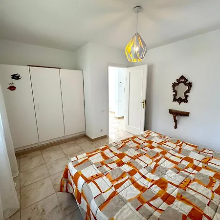 Casa Lilo, En Jardin Grande,con Gran Piscina, Con Pergola Y Barbacoa Вилла