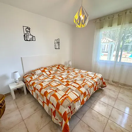 Casa Lilo, En Jardin Grande,con Gran Piscina, Con Pergola Y Barbacoa Вилла