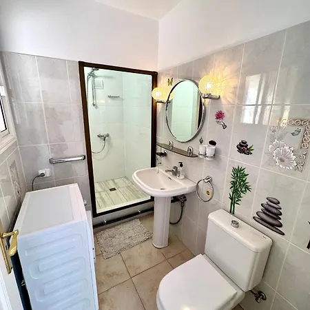 Casa Lilo, En Jardin Grande,con Gran Piscina, Con Pergola Y Barbacoa