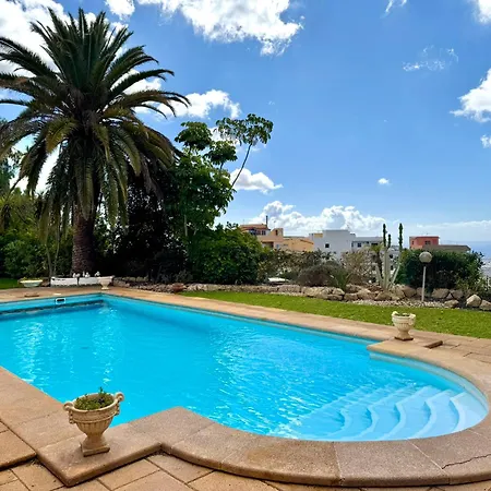 Casa Lilo, En Jardin Grande,con Gran Piscina, Con Pergola Y Barbacoa Вилла